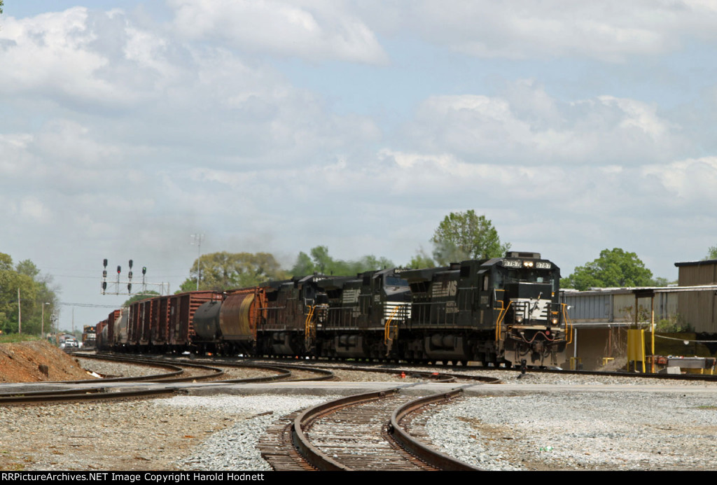 NS 8787 leads train 119 southbound